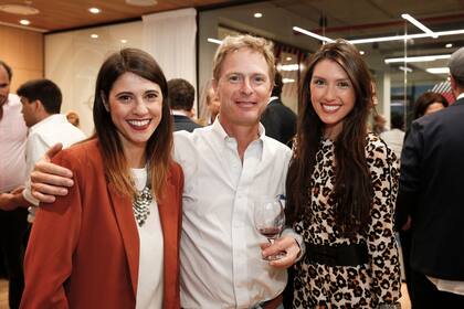 Asunción León y Yuliana Bustamante de Endeavor con Mariano Battista de Agidea, de Pergamino