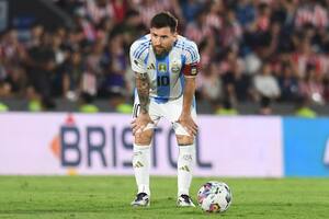 ASUNCIÓN, PARAGUAY - 14 DE NOVIEMBRE: Lionel Messi de Argentina se prepara para realizar un tiro libre durante el partido clasificatorio para la Copa Mundial Sudamericana de la FIFA 2026 entre Paraguay y Argentina en el Estadio Defensores del Chaco el 14 de noviembre de 2024 en Asunción, Paraguay.