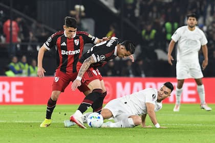 Kevin Castaño y Santiago Lencina batallan con Lucas Sanabria; el volante colombiano y el juvenil atacante de River, nublados en el primer tiempo, fueron reemplazados