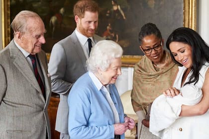 ASUNTOS DE FAMILIA. En mayo de 2019, los duques de Sussex presentan a su primogénito, Archie Harrison, a sus bisabuelos, la Reina y el duque de Edimburgo, en el castillo de Windsor. Los acompaña la mamá de Meghan, Doria Ragland.