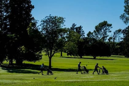 Asustados por las demandas, la mayoría de los clubes de golf han optado por no dejar entrar más a los caddies