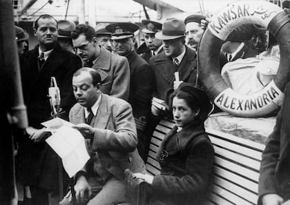 El aviador francés Antoine De Saint-Exupery regresa a Francia con su esposa Consuelo Suncin, a bordo del Cap Hare, procedente de Egipto, el 21 de diciembre de 1935