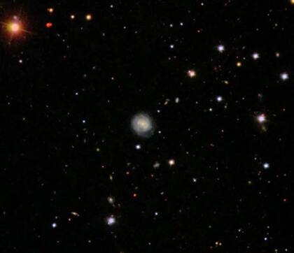 AT2018cow entró en erupción cerca de una galaxia conocida como CGCG 137-068, que se encuentra a unos 200 millones de años luz de distancia en la constelación de Hércules.