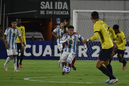 Ataca Claudio Echeverri, la mayor figura del seleccionado sub 17 argentino, que aún puede ganar el Sudamericano de Ecuador pero quedó con pocas chances.