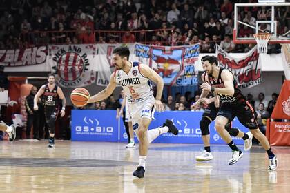 Ataca Juan Brussino, base de Quimsa, con el público de Instituto de fondo, que llenó el estadio; la Fusión arruinó la fiesta en Córdoba y quedó a una victoria de conquistar la Liga Nacional de Básquetbol.