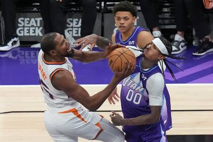 Ataca Kevin Durant y comete una infracción Jordan Clarkson: Phoenix Suns e Utah Jazz se medirán en otra jornada de NBA.