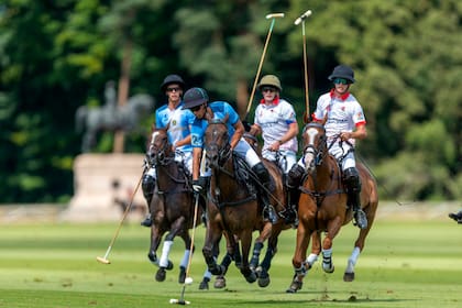 Ataca Lucas Criado (h.), por delante de Javier "Chulo" Guerrero y sus rivales Tommy Severn (el mejor polista del partido) y Will Harper.