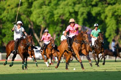 Ataca Torito Ruiz Jorba, que contribuyó al gran desempeño colectivo de Indios Chapaleufú; detrás, Beresford, el inglés-chileno que cumplió la difícil misión de suplir a Tomás Panelo, uno de los mejores de la temporada.
