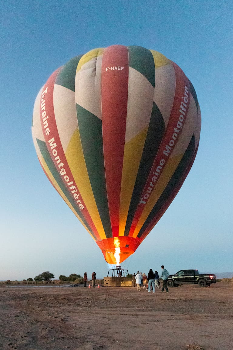 El viaje en el globo de Atacama Balloons invita a la aventura. Al despuntar el alba, con los quemadores listos para ascender hacia el cielo. A lo lejos una de las estrellas del viaje: el volcán Licancabur
Fotos: Carolina Castagnola