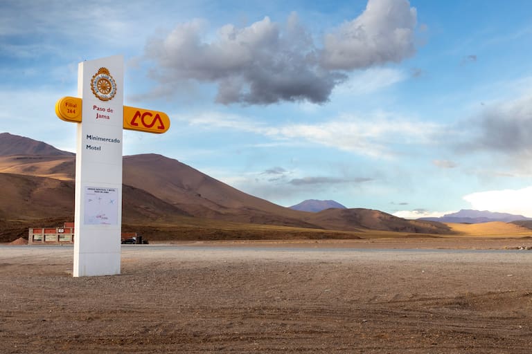 La estación de servicio del ACA-YPF en Jama es la más alta del mundo. Cuenta con hostería y se ubica a un lado del paso internacional con Chile. Equipo de empleados que trabaja allí a diario Fotos: Carolina Castagnola