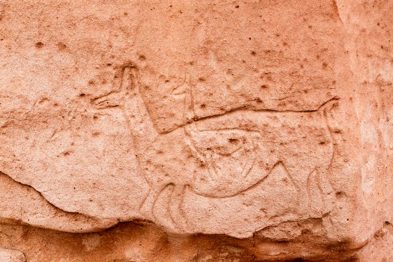 En Yerbas Buenas, los petroglifos sorprenden al viajero. Los múltiples colores de la piedra en el Valle del Arcoíris
Fotos: Carolina Castagnola