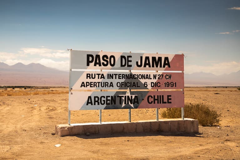 La estación de servicio del ACA-YPF en Jama es la más alta del mundo. Cuenta con hostería y se ubica a un lado del paso internacional con Chile. Equipo de empleados que trabaja allí a diario Fotos: Carolina Castagnola
