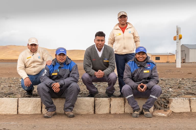 La estación de servicio del ACA-YPF en Jama es la más alta del mundo. Cuenta con hostería y se ubica a un lado del paso internacional con Chile. Equipo de empleados que trabaja allí a diario Fotos: Carolina Castagnola
