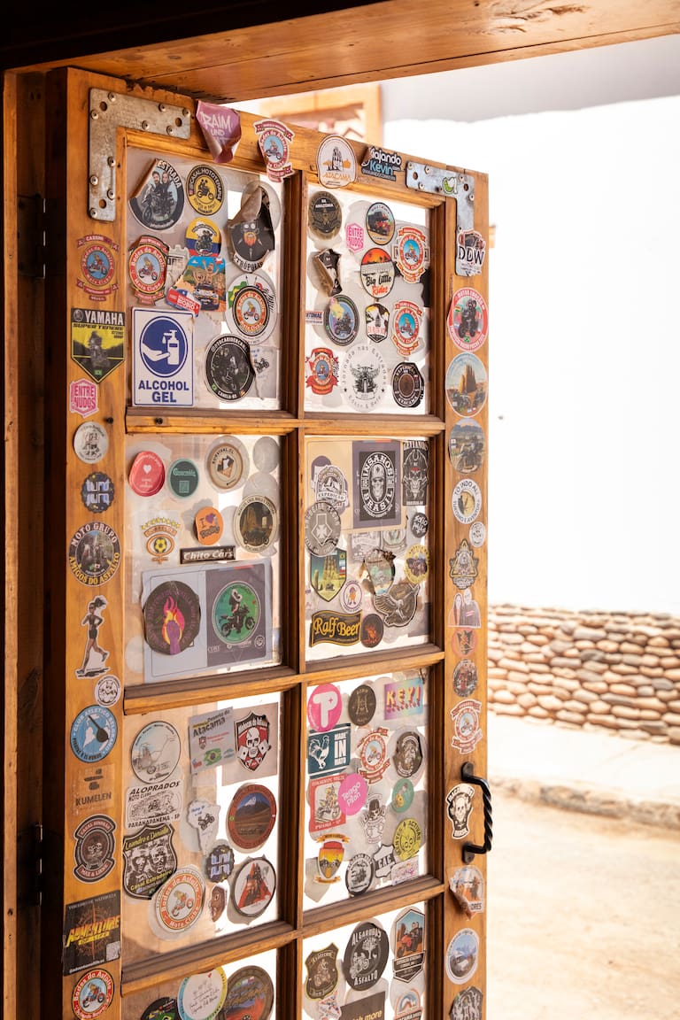San Pedro de Atacama, un pueblo elegido por el turismo internacional en el corazón del altiplano chileno. Los viajeros dejan stickers en la puerta de la hostería Pastos Chicos de Susques
Fotos: Carolina Castagnola