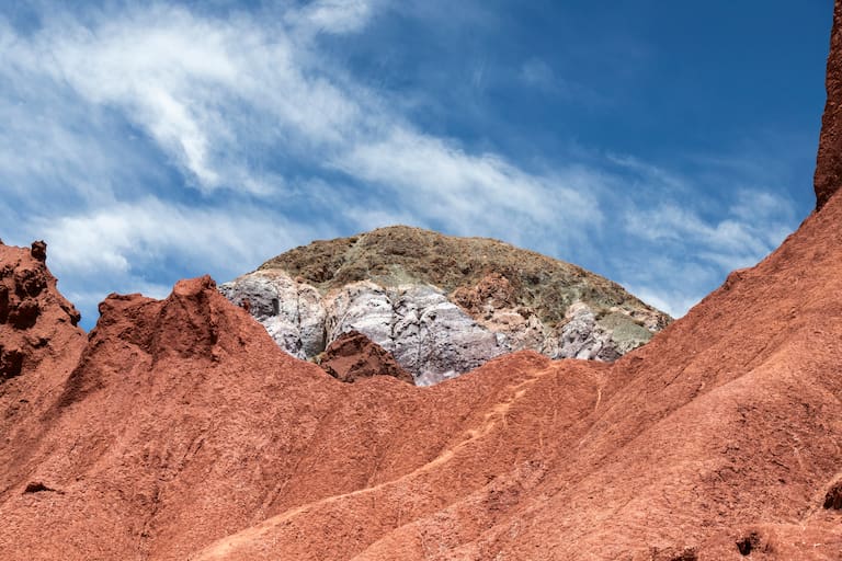 En Yerbas Buenas, los petroglifos sorprenden al viajero. Los múltiples colores de la piedra en el Valle del Arcoíris
Fotos: Carolina Castagnola