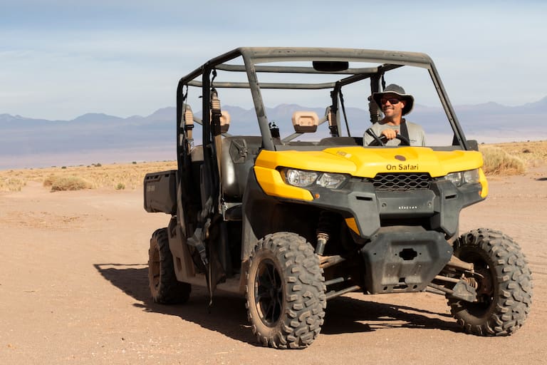 Juan Pablo Riva al comando del buggy que recorre un sector de salar de Atacama
Foto: Carolina Castagnola