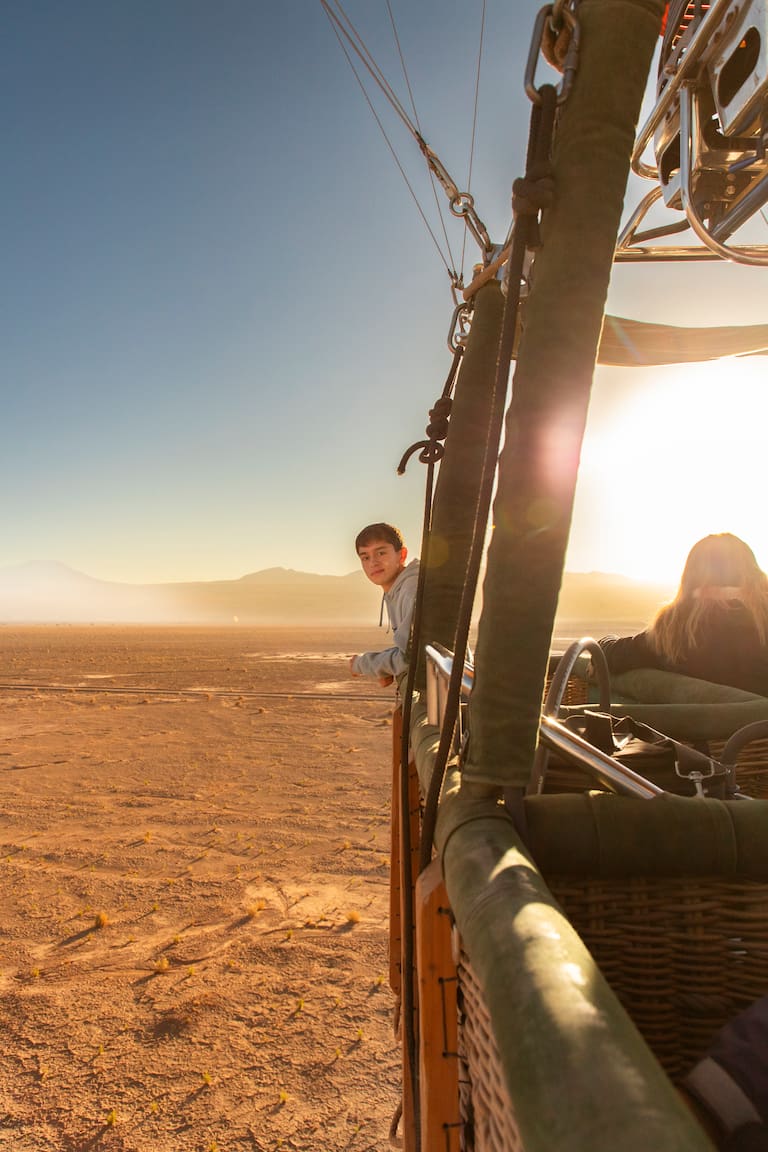El viaje en el globo de Atacama Balloons invita a la aventura. Al despuntar el alba, con los quemadores listos para ascender hacia el cielo. A lo lejos una de las estrellas del viaje: el volcán Licancabur
Fotos: Carolina Castagnola