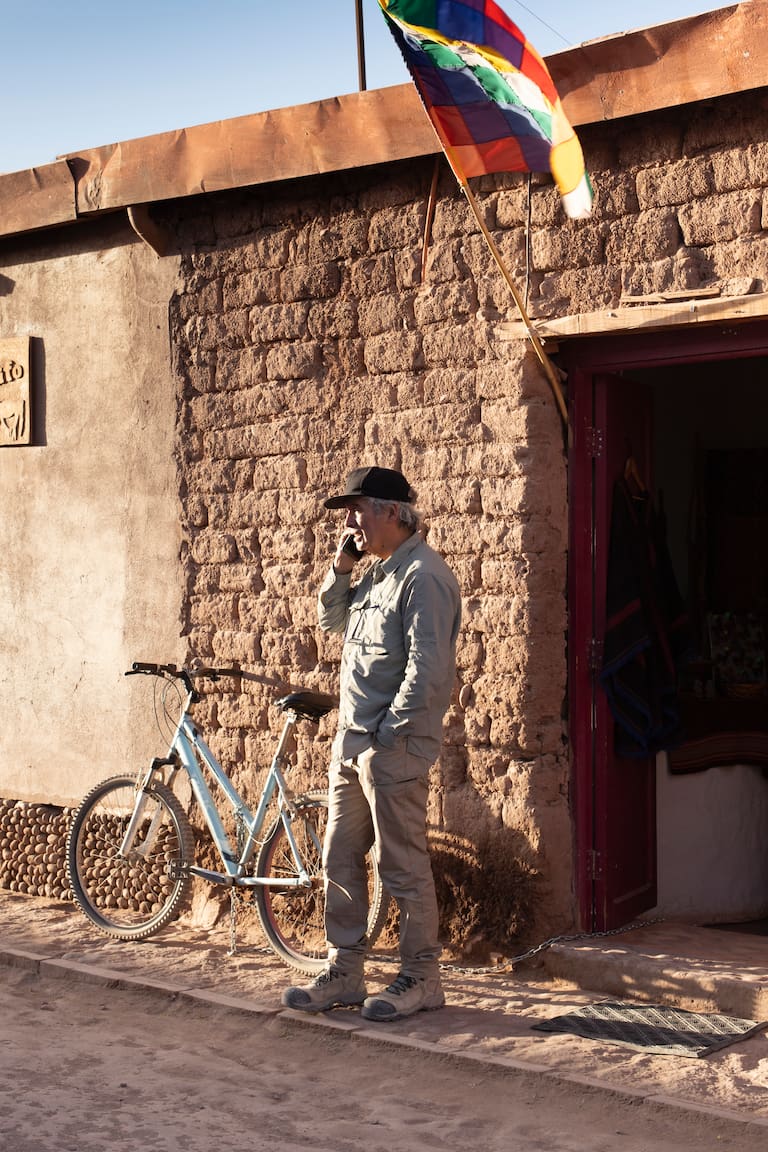 San Pedro de Atacama, un pueblo elegido por el turismo internacional en el corazón del altiplano chileno. Los viajeros dejan stickers en la puerta de la hostería Pastos Chicos de Susques
Fotos: Carolina Castagnola