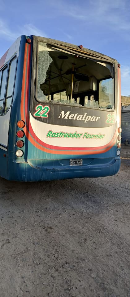 Atacaron con piedras colectivos en Bahía Blanca y suspendieron el servicio