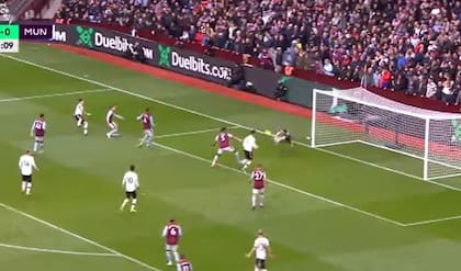 Atajada de Dibu Martínez ante Garnacho, en el triunfo de Aston Villa ante Manchester United por 3-1