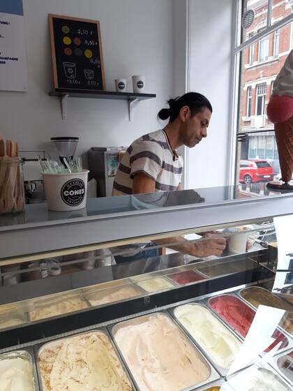 Atampi atendiendo su heladería Cones en Bruselas