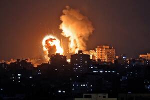 Periodistas debieron correr y refugiarse por los bombardeos entre Israel y Gaza