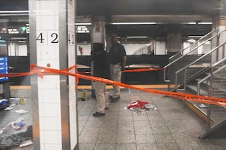 Ataque en el metro de Nueva York deja 3 heridos, dicen autoridades; policía mata a agresor
