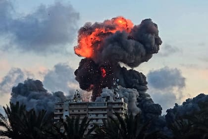 Ataque israelí contra un edificio en Tiro, al sur del Líbano, el 28 de mayo de 2026 (Kawant Haju / AFP)