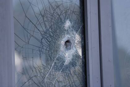 La persona que atacó el local arrojó además una bomba de humo al interior