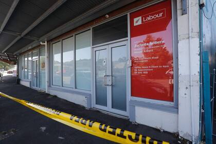 La puerta principal de la oficina en Morningside, Auckland, apareció con severos daños