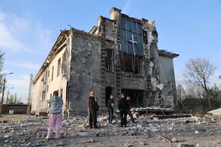Ataques rusos matan al menos a dos personas mientras Ucrania ataca una fábrica rusa de drones