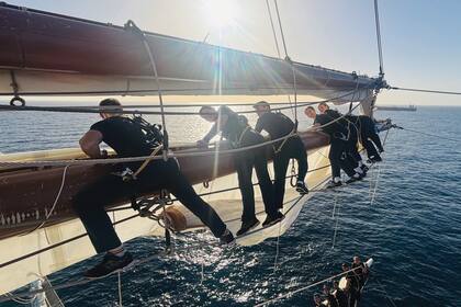 Atar cabos y arriar velas son algunas de las actividades que la princesa de Asturias realiza cada día en altamar.