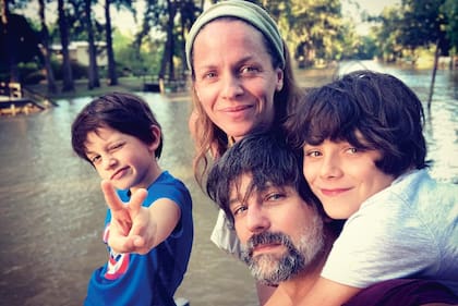 Atardecer de verano en Tigre con su mujer, Cécile Stola, y sus hijos, Lorenzo y Ullyses.
