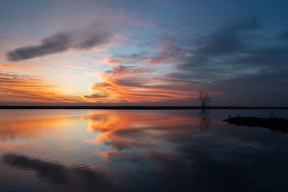 Atardecer desde el muelle que está en jardín y sobre la laguna del hotel.