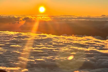 Atardecer desde la cima del volcán dormido Haleakala, sobre un mar de nubes.