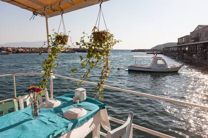 Atardecer desde un restaurante del puerto de Assos.
