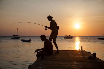 Atardecer en el muelle de la playa Piskado.