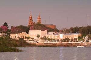 Atardecer en Esquina, sobre el río Corriente.