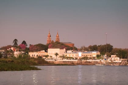 Atardecer en Esquina, sobre el río Corriente.