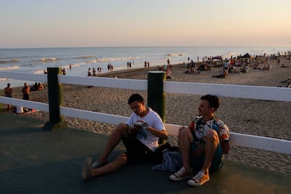 Atardecer en la playa del centro de Pinamar