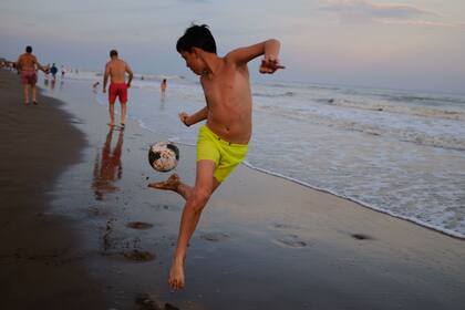 Atardecer en la playa del centro de Pinamar