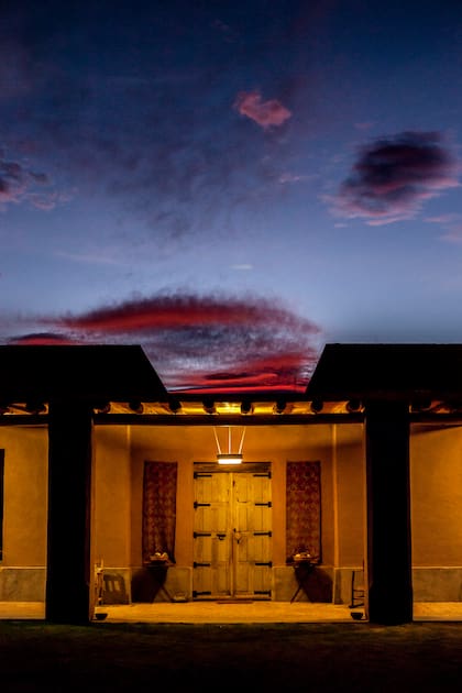 Atardecer en la posada, con unas pocas nubes que se tiñen de púrpura.