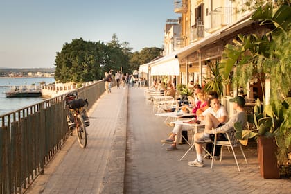 Atardecer en Ortigia, la isla donde está el casco histórico de Siracusa que se une al resto de la ciudad por dos puentes