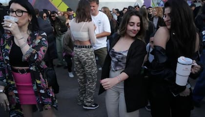 Atardeceres se desarrolla durante tres fines de semana, con dos locaciones en simultáneo por jornada. Los sábados están orientados a un público joven, con bandas de indie, pop rock y urbano, show principal y cierre con DJ; los domingos proponen una experiencia más familiar y popular, con peña, folklore y cierre con karaoke