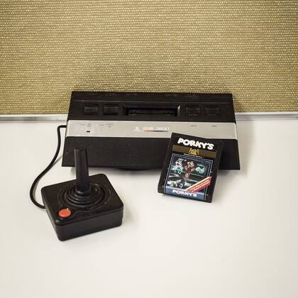 Atari 2600, 1986. Versión reducida de la icónica consola de videojuegos. El cartucho pertenece al juego inspirado en la película Porky´s, de 1981.