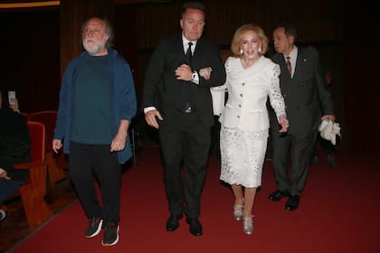 Ataviada en un traje en blanco y plata, Mirtha Legrand ingresó sonriente al teatro y Daniel Grinbank -productor de la obra y pareja de Andrea Pietra- la escoltó amablemente, junto con el custodio, hasta su butaca