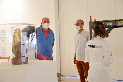 Atchugarry, Noguez y el equipo completo del Maca trabaja contrarreloj en el montaje de la muestra "Christo & Jeanne en Uruguay"