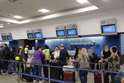 ATE asegura que se suspenderán vuelos y el Gobierno sostiene que la actividad será normal