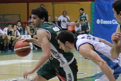 Atenas sufrió para superar a La Unión en el debut