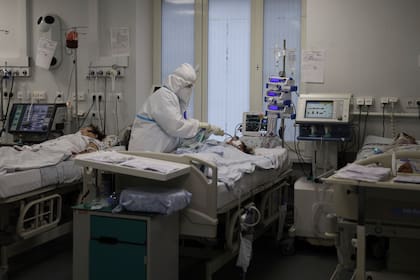 Atención a pacientes con coronavirus en un hospital de Krasnodar. (AP Photo/Vitali Timkiv)